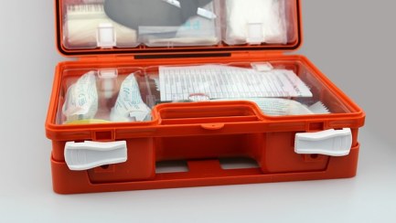 What to put in a workplace first aid kit
